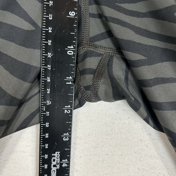 Old Navy NEW Active Powersoft Capri Leggings Women's Medium Gray Zebra Print NWT - Picture 14 of 16